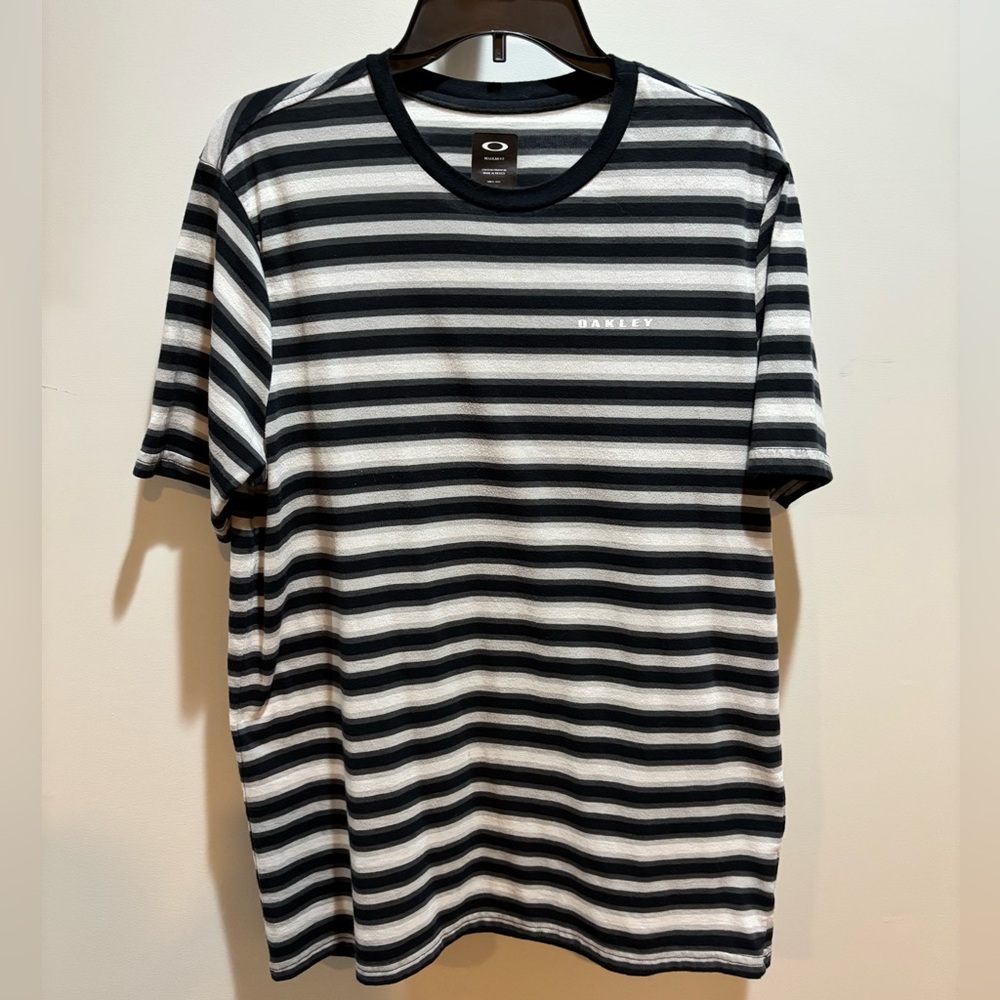 🔥Oakley Men's Black and White Striped Tee Like NEW wore once